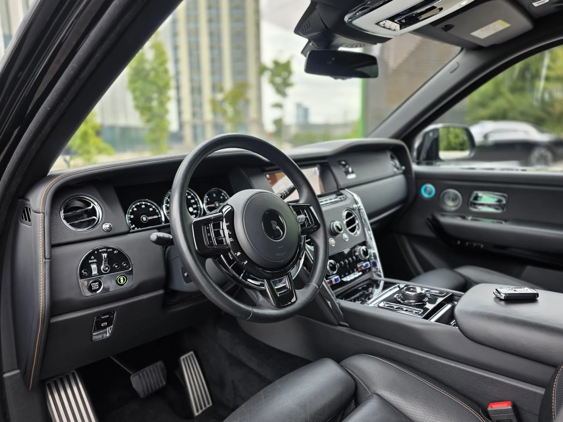 Аренда Rolls-Royce Cullinan в Москве — фото 13